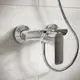 Chromene Brausearmatur von Ideal Standard mit einem Bedienhebel zur Temperatur- und Wassermengenregulierung, montiert an einer hellen Fliesenwand.